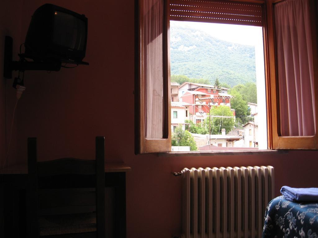 Hotel Casale Isola del Gran Sasso dʼItalia Chambre photo