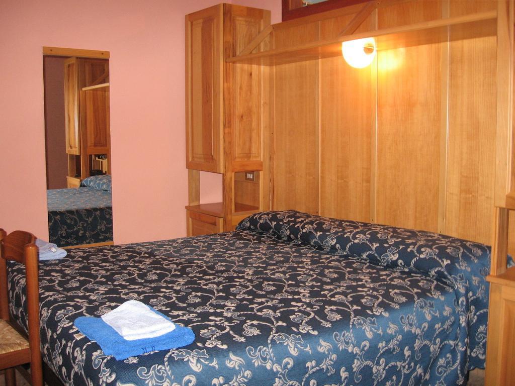 Hotel Casale Isola del Gran Sasso dʼItalia Chambre photo